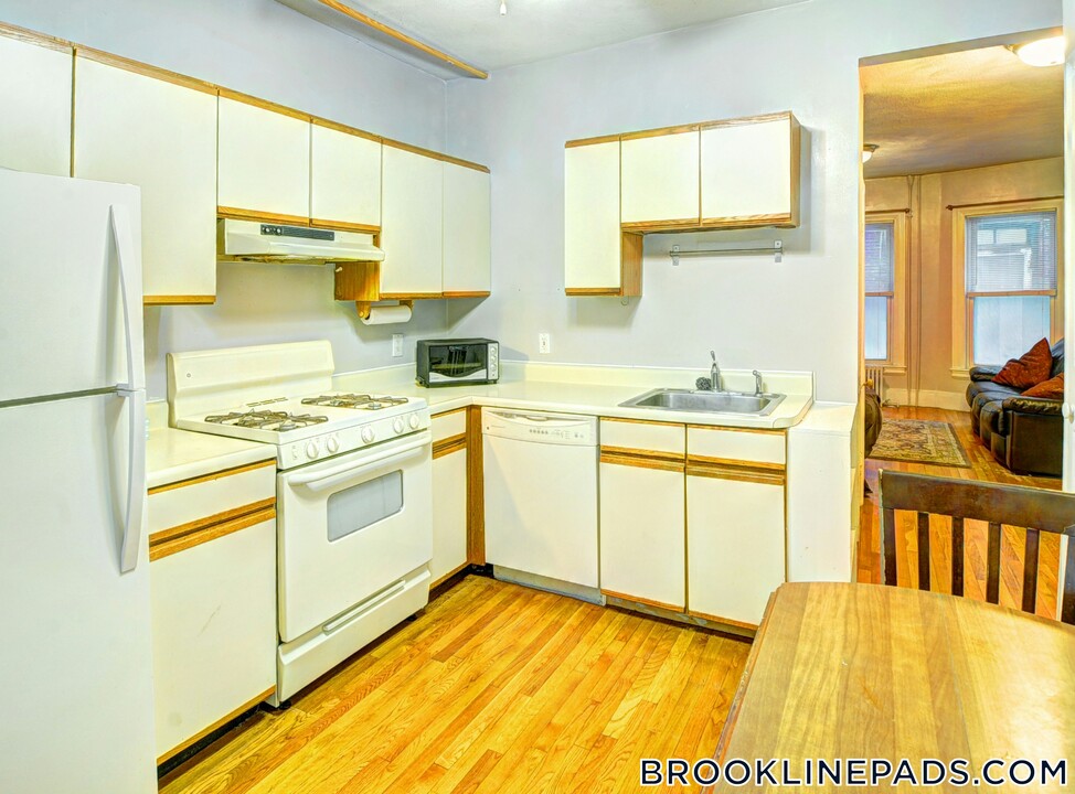 37 Harvard St in Brookline, MA - Building Photo
