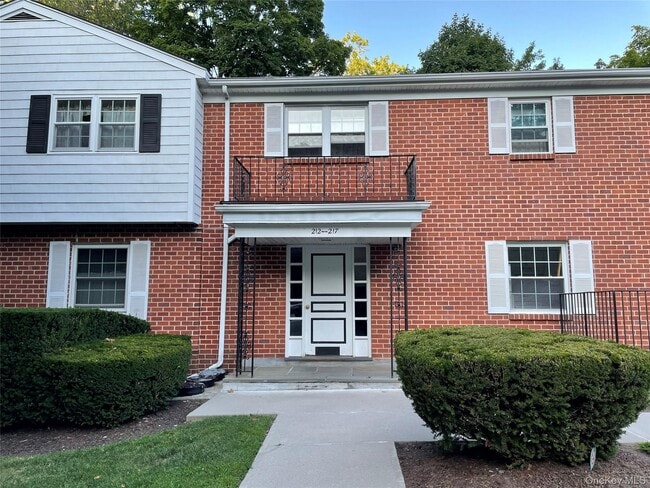 214 Woodland Hills Rd in White Plains, NY - Building Photo - Building Photo