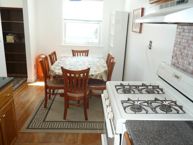 3250 34th St, Unit 3 rd floor in Astoria, NY - Foto de edificio - Building Photo