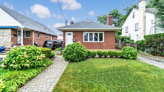 11 Nova Ave in Bayville, NY - Building Photo - Building Photo