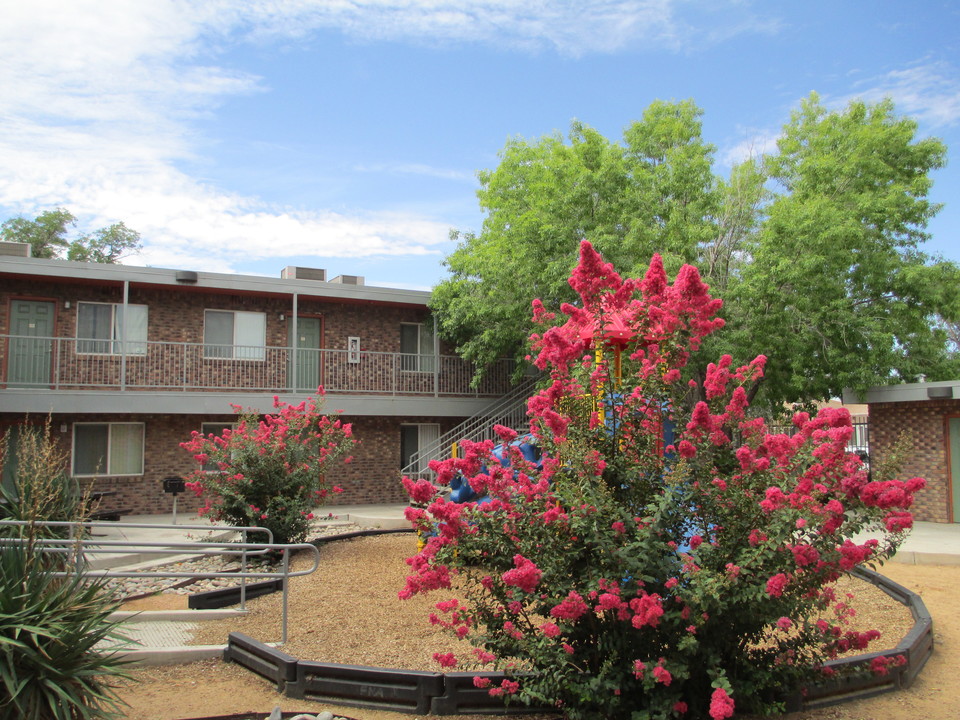 La Hacienda Apartments in Belen, NM - Foto de edificio