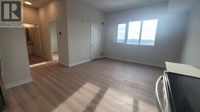 13042 Yonge St in Richmond Hill, ON - Building Photo - Building Photo