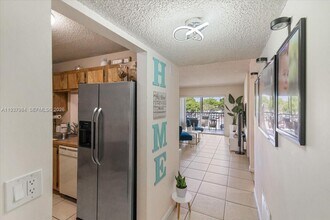 17000 NW 67th Ave in Hialeah, FL - Foto de edificio - Building Photo