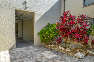 Sea Club in Indian Shores, FL - Building Photo - Building Photo