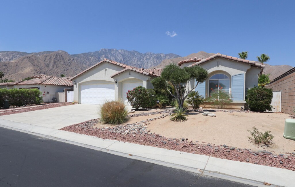 3713 Vista Verde in Palm Springs, CA - Building Photo