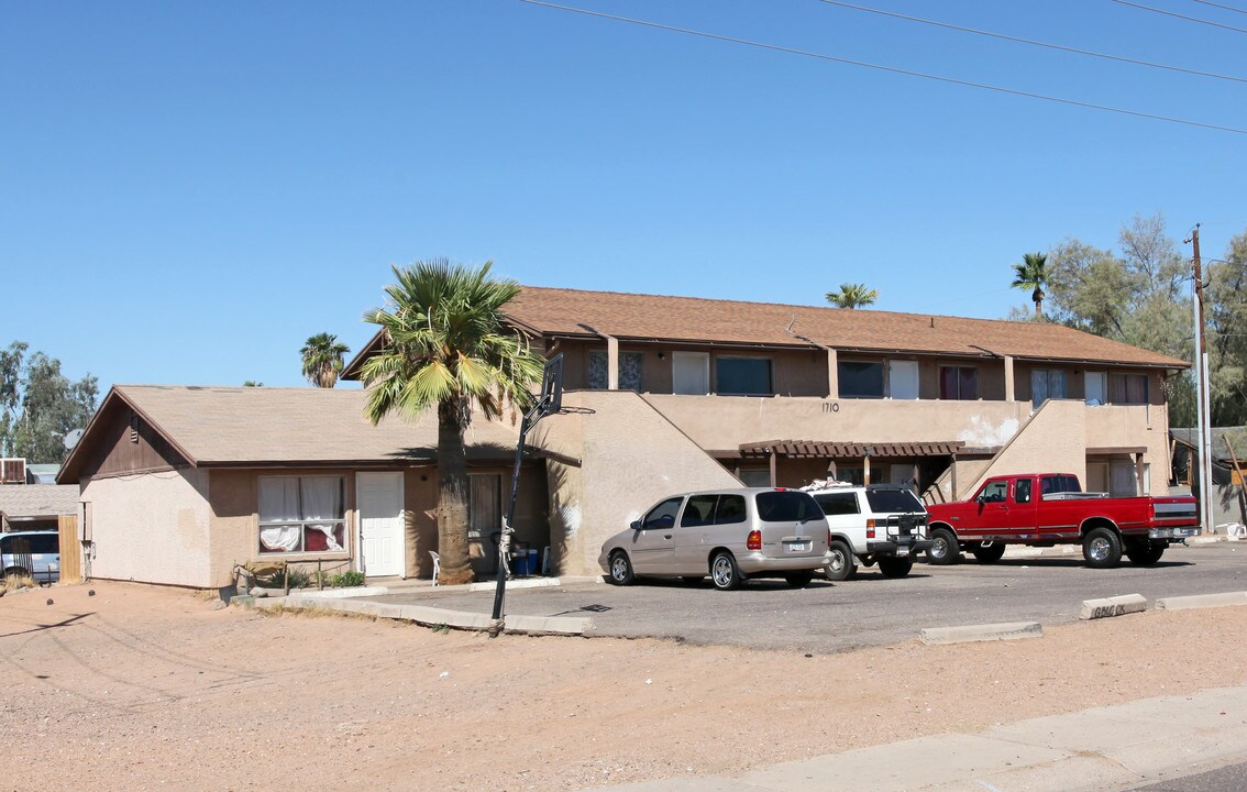 Almeria Apartments in Phoenix, AZ - Building Photo