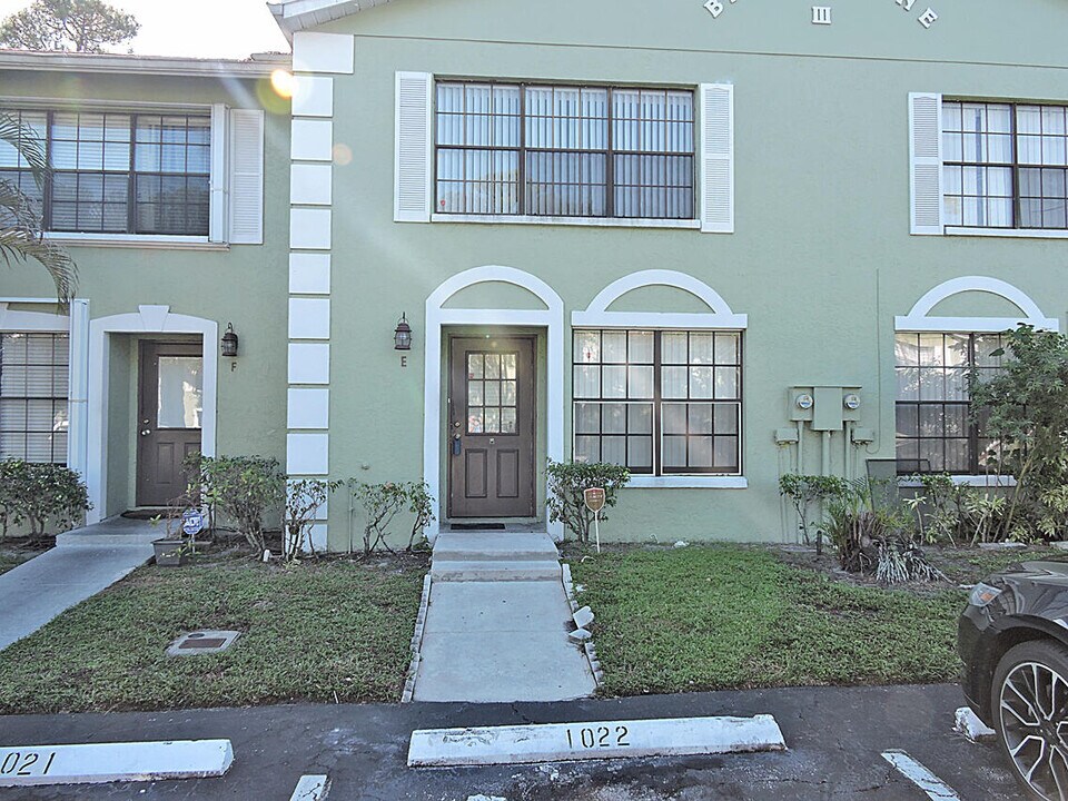 5040 Society Pl E in West Palm Beach, FL - Building Photo