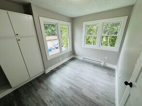 22 Barnes St, Unit Floor 2 in Bristol, CT - Foto de edificio - Building Photo