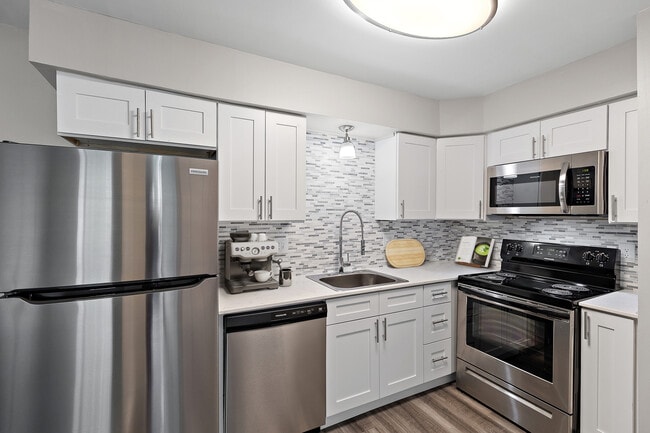 Hines Park Place Apartments in Plymouth, MI - Foto de edificio - Building Photo