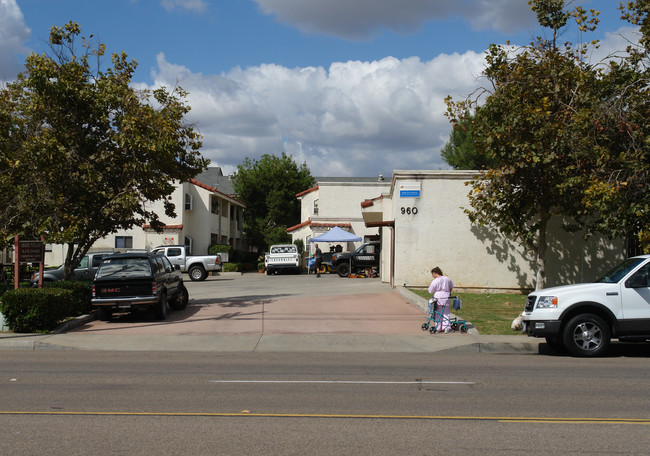 960 E Chase Ave in El Cajon, CA - Foto de edificio - Building Photo