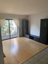 1472 W Chateau Vert St, Unit E in Ypsilanti, MI - Building Photo