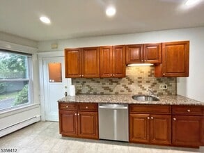 587 Wyckoff Ave in Wyckoff, NJ - Building Photo - Building Photo