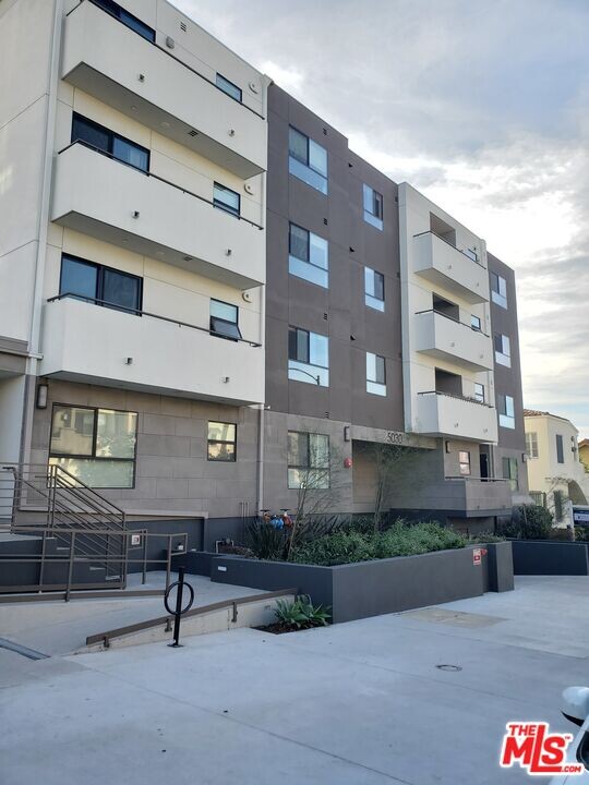 5030 Rosewood Ave in Los Angeles, CA - Building Photo