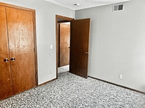 8630 Lane Ave in Raytown, MO - Building Photo - Building Photo