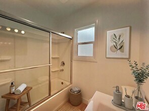 1321 1/2 Normandie Ave in Los Angeles, CA - Building Photo - Building Photo