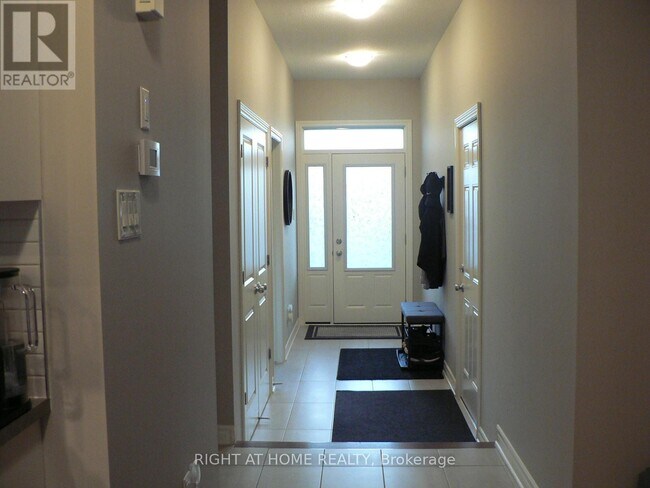 110 Hickstead Way in Ottawa, ON - Building Photo - Building Photo