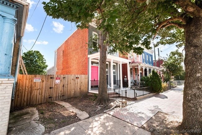 property at 904 W Clay St