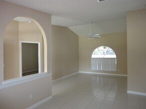 902 Daphne Dr in Brandon, FL - Building Photo - Building Photo