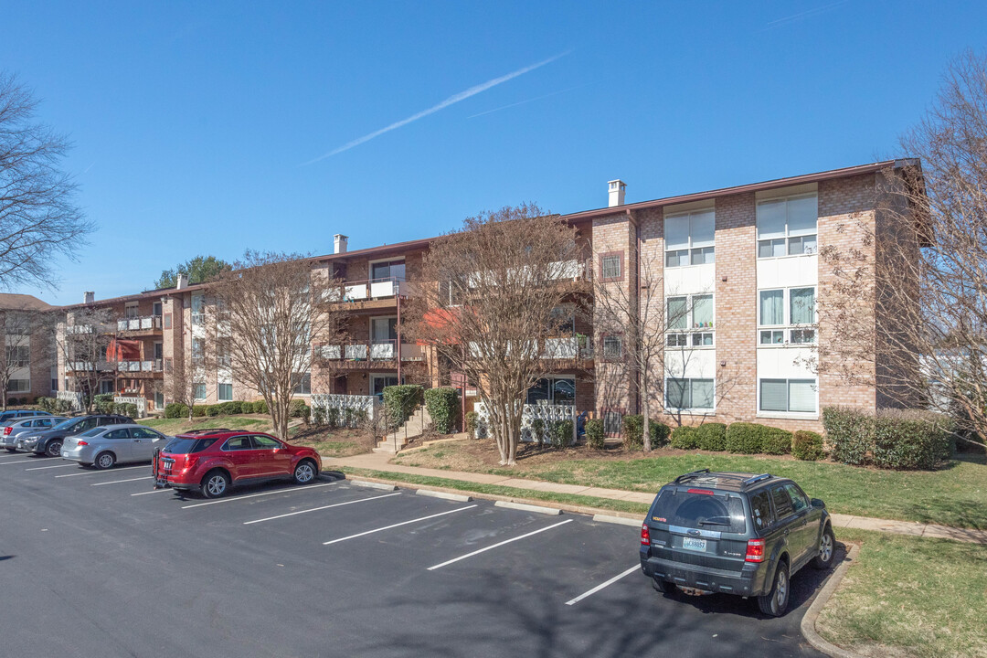 Park Terrace Condominium in Vienna, VA - Building Photo