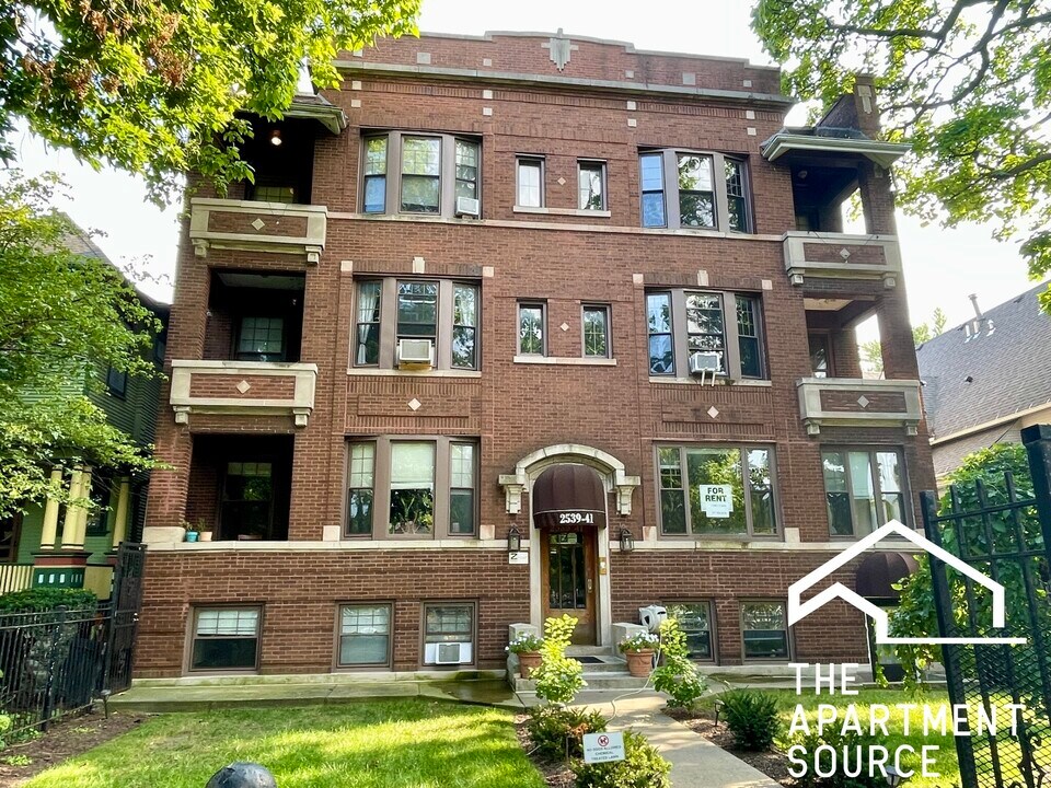 2541 W Logan Blvd, Unit 1W in Chicago, IL - Building Photo