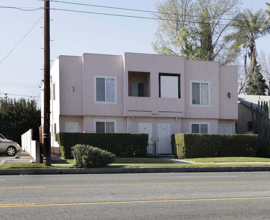 6047 Woodman Ave in Van Nuys, CA - Foto de edificio