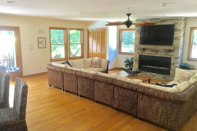 69 Accabonac Rd in East Hampton, NY - Building Photo - Building Photo