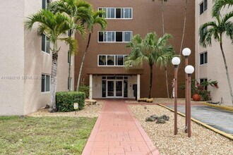 6960 Miami Gardens Dr in Hialeah, FL - Building Photo - Building Photo
