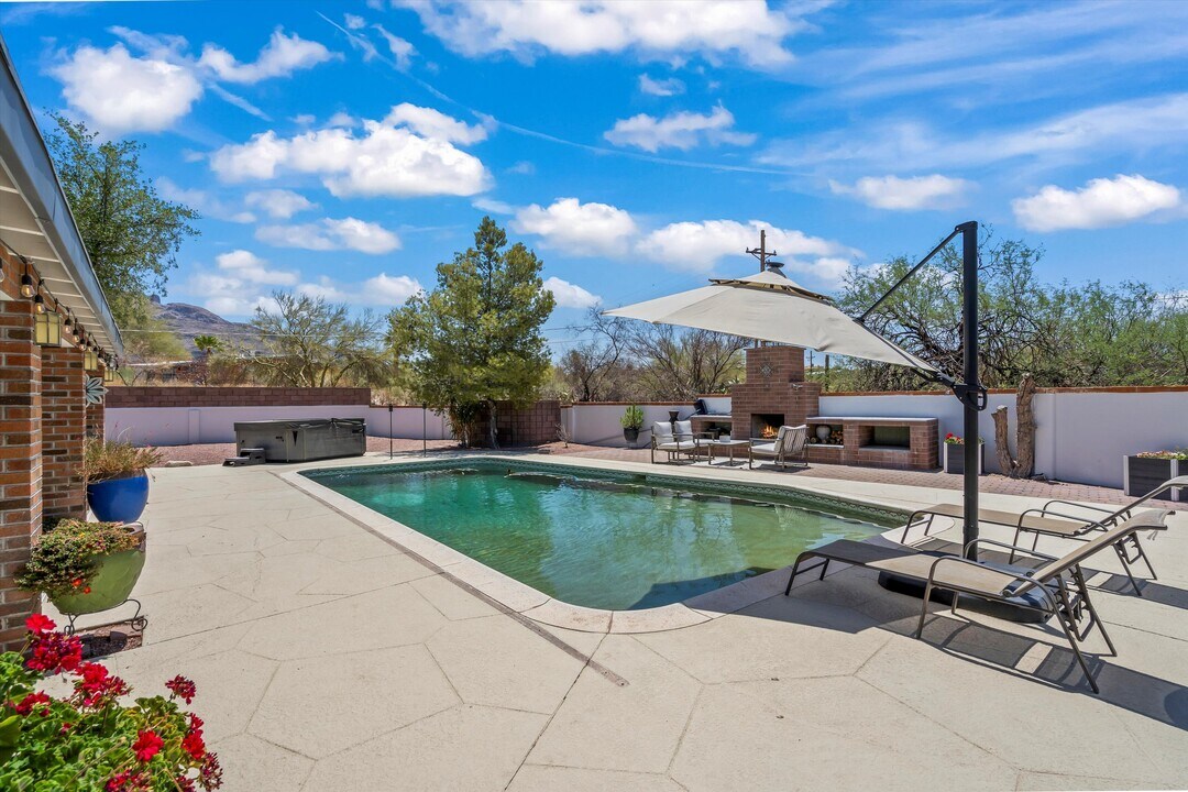 140 E Magee Rd in Tucson, AZ - Building Photo