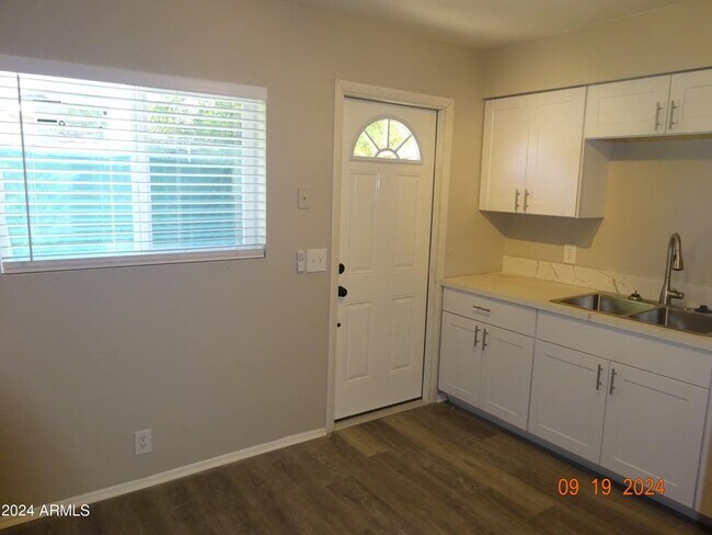 341 E Vogel Ave in Phoenix, AZ - Foto de edificio - Building Photo