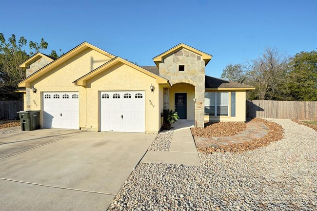 969 Brown Rock Dr in New Braunfels, TX - Building Photo - Building Photo