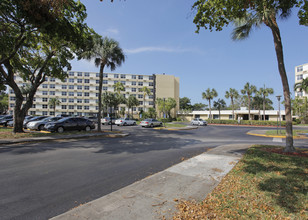 St. Andrews Towers 62+ community in Coral Springs, FL - Foto de edificio - Building Photo