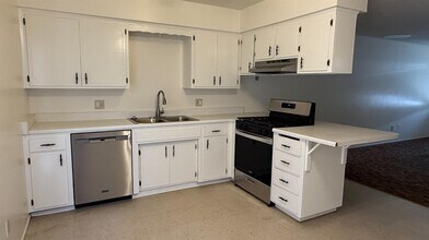 1444 N Lemoore Ave in Lemoore, CA - Building Photo - Building Photo