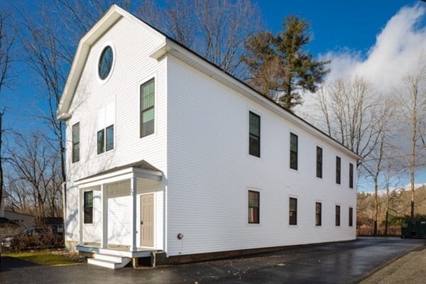 33 West Main Street in Groton, MA - Building Photo