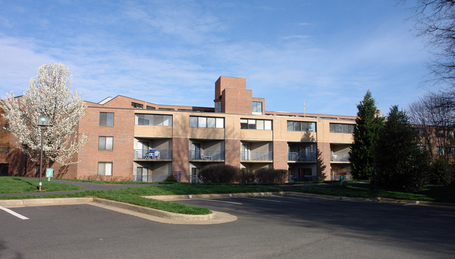 Thoreau Place Condominiums in Reston, VA - Building Photo - Building Photo