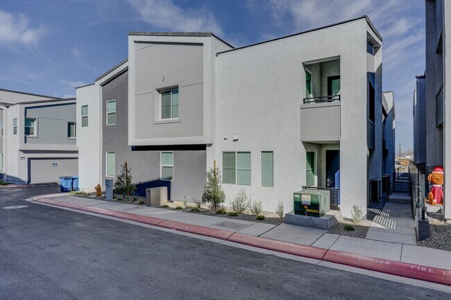 134 Laguna Cmns Ln in Henderson, NV - Building Photo - Building Photo