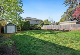 7414 SE Ogden St in Portland, OR - Building Photo - Building Photo