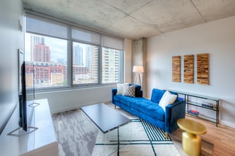 160 N Desplaines St in Chicago, IL - Building Photo - Building Photo