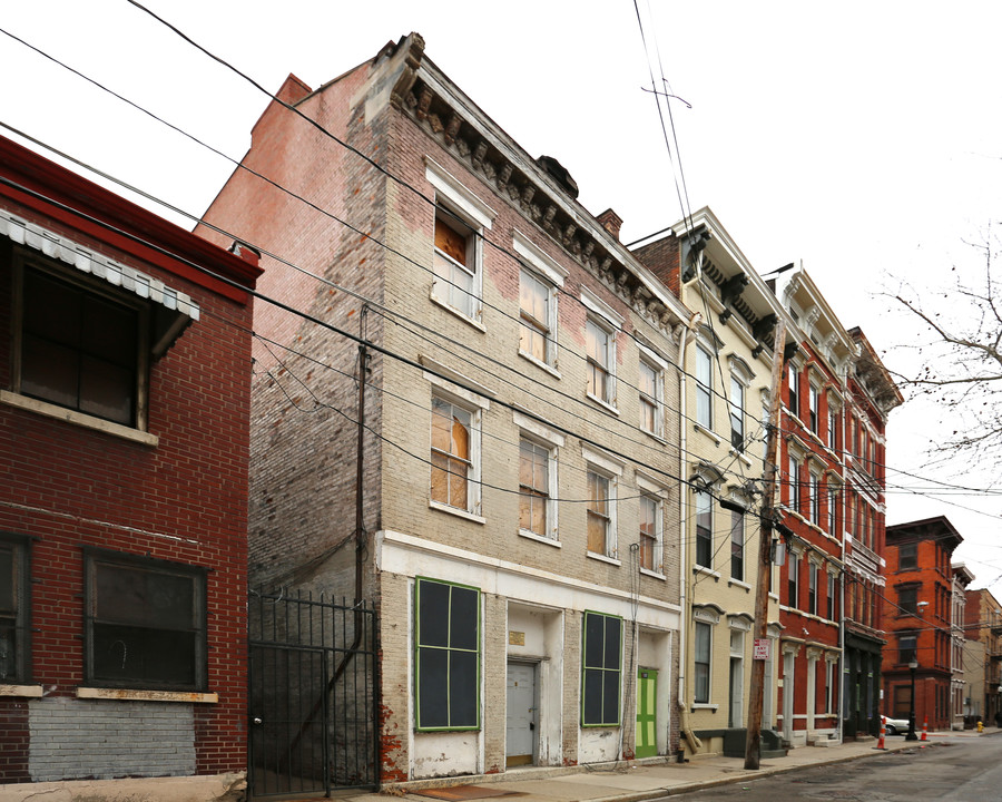 110 E 14th St in Cincinnati, OH - Foto de edificio