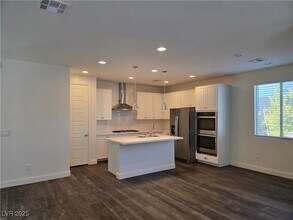 876 Cirrus Cloud Ave in Las Vegas, NV - Foto de edificio - Building Photo