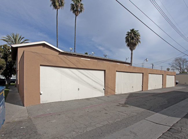 1812 W Crestwood Ln in Anaheim, CA - Building Photo - Building Photo