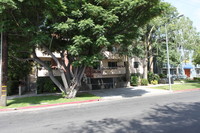 7241 Vassar Ave in Canoga Park, CA - Foto de edificio - Building Photo