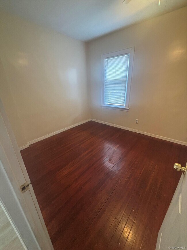 139 New Hyde Park Rd in Franklin Square, NY - Building Photo - Building Photo