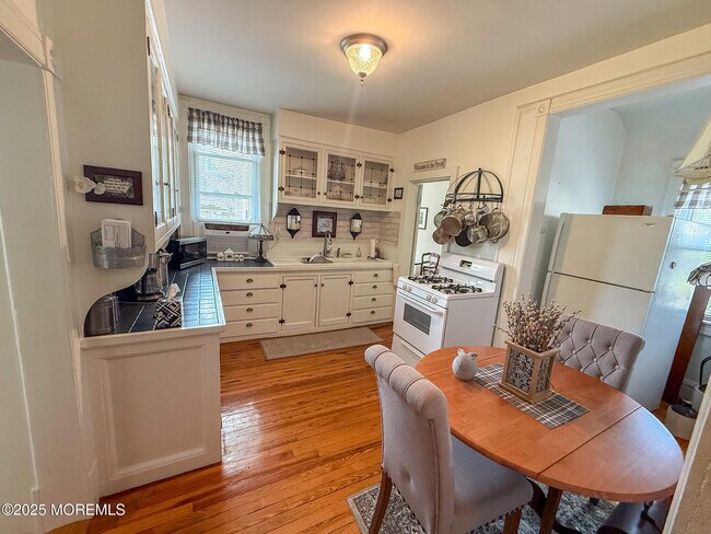 47 Burlington Ave in Leonardo, NJ - Building Photo - Building Photo