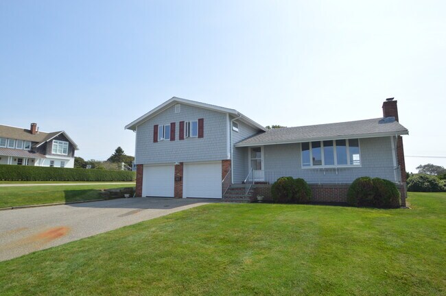 8 Chartier Cir in Newport, RI - Building Photo - Building Photo