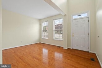15433 Leeds Hill Way in Woodbridge, VA - Foto de edificio - Building Photo