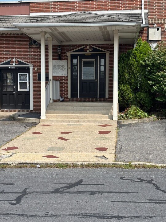 2027 Willow Park Rd in Bethlehem, PA - Building Photo