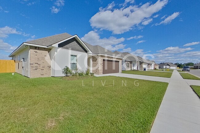 102 Hendrix Rd in Carencro, LA - Foto de edificio - Building Photo