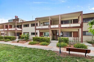 350 E Desert Inn Rd in Las Vegas, NV - Building Photo