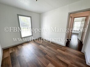 607 W Linden St in Ennis, TX - Building Photo - Building Photo