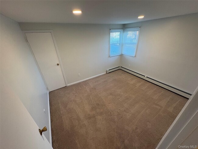 385 West Dr in Copiague, NY - Building Photo - Building Photo